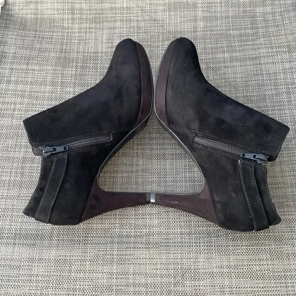 Clarks Women's Brier Milan Suede Leather Buckle Zip-up Ankle Bootie Size 7.5.
