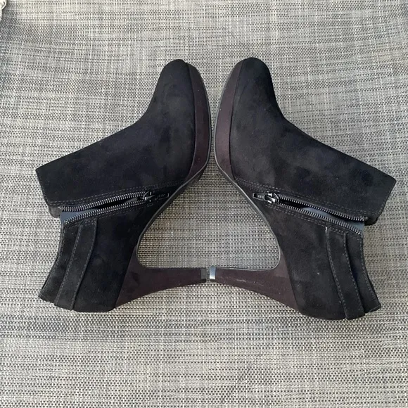 Clarks Women's Brier Milan Suede Leather Buckle Zip-up Ankle Bootie Size 7.5.