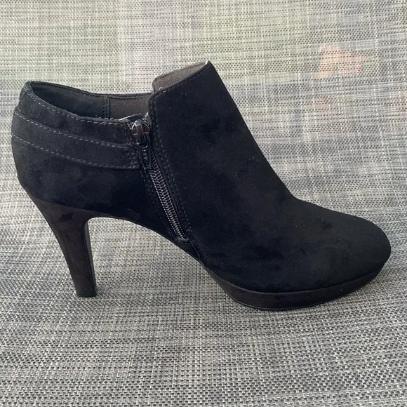 Clarks Women's Brier Milan Suede Leather Buckle Zip-up Ankle Bootie Size 7.5.