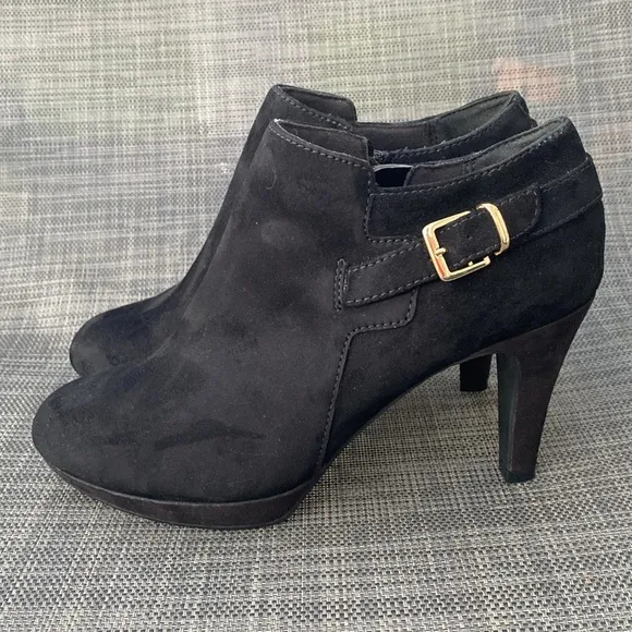 Clarks Women's Brier Milan Suede Leather Buckle Zip-up Ankle Bootie Size 7.5.