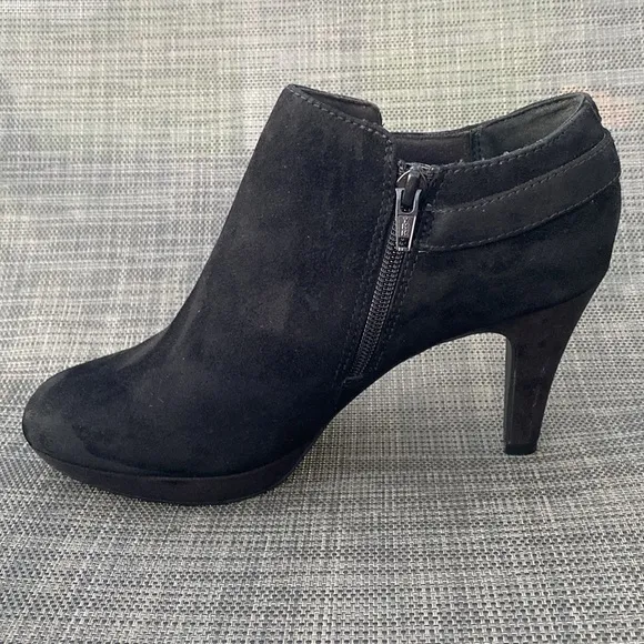 Clarks Women's Brier Milan Suede Leather Buckle Zip-up Ankle Bootie Size 7.5.