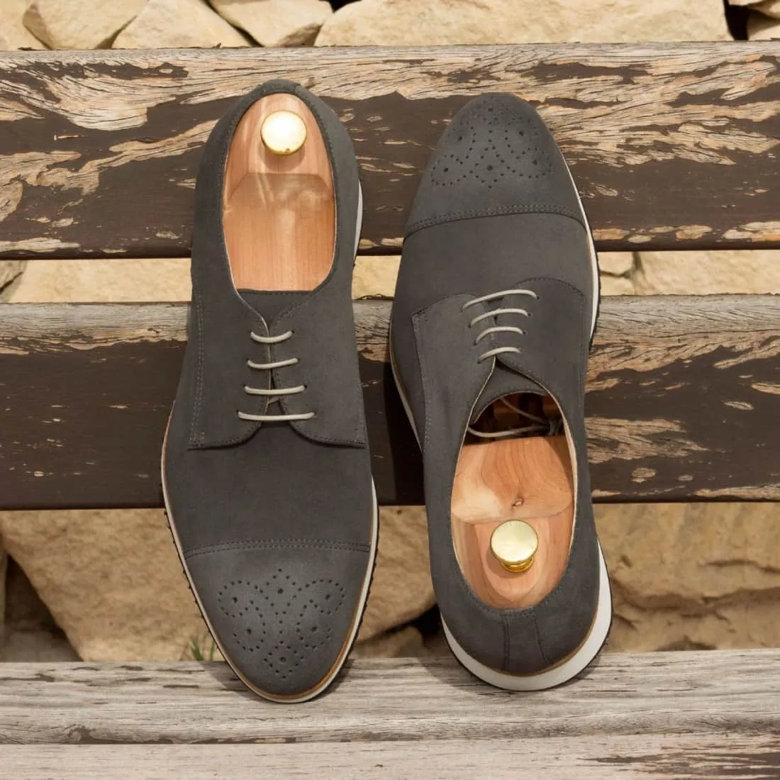 Derbie Bout Droit Fleuri en daim gris - Semelles Sport