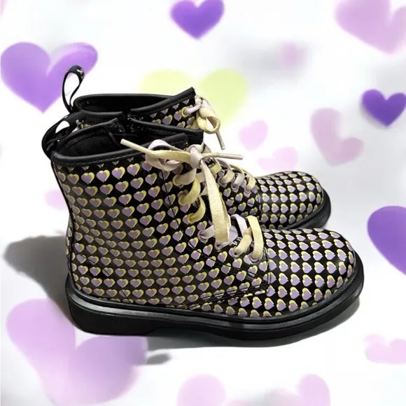 Dr. Martens Girls Patent Printed Heart Boots. NWOB. Size 4.