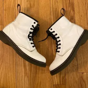 Dr Martens sz womens/girls 5 white lace up boots great condition wear shown