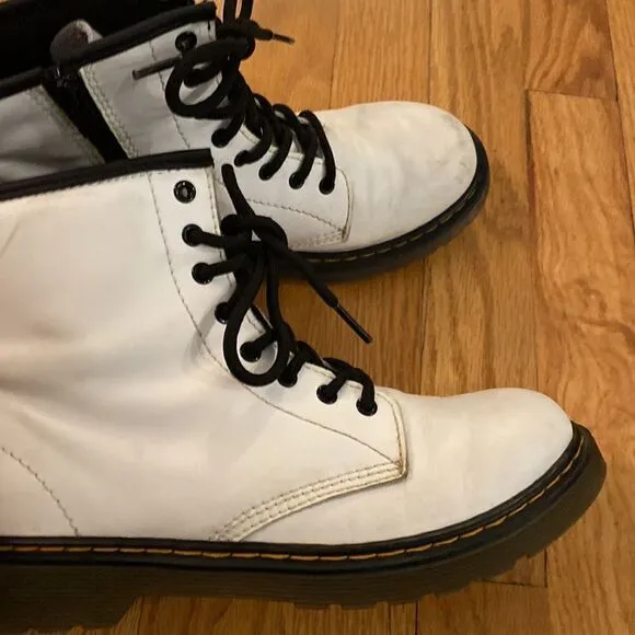 Dr Martens sz womens/girls 5 white lace up boots great condition wear shown