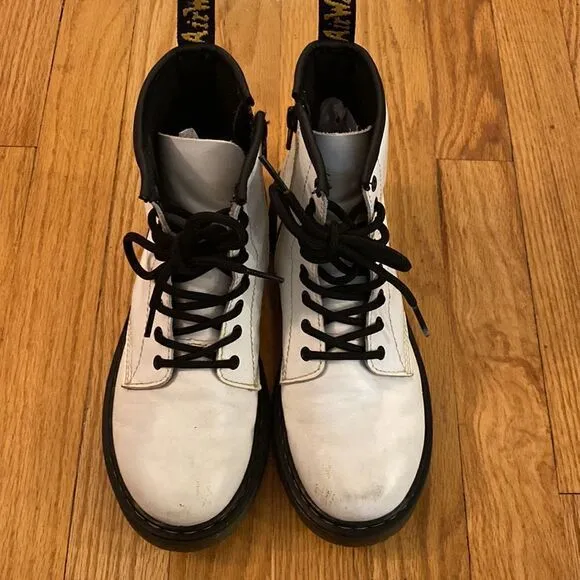 Dr Martens sz womens/girls 5 white lace up boots great condition wear shown