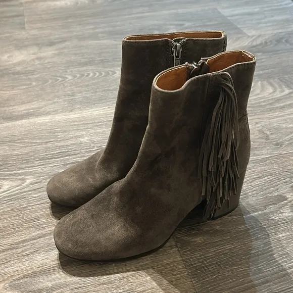 EUC Frye Jodi Fringe Suede Short Ankle Bootie Boots in Smoke Gray Size 6