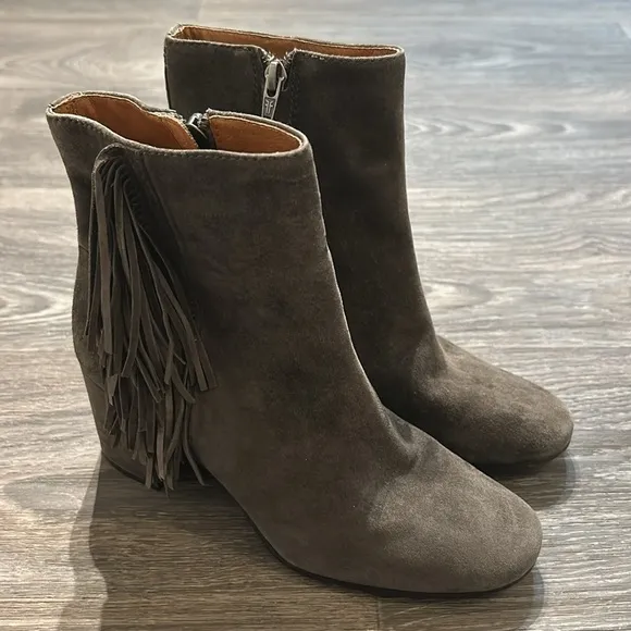 EUC Frye Jodi Fringe Suede Short Ankle Bootie Boots in Smoke Gray Size 6