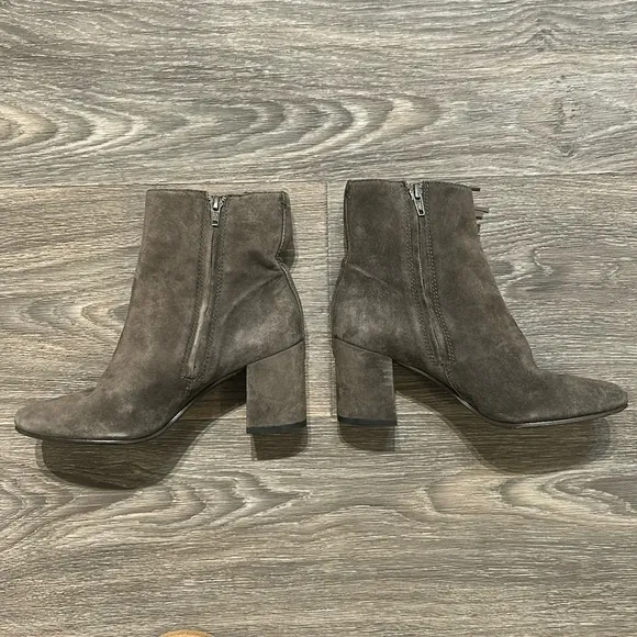EUC Frye Jodi Fringe Suede Short Ankle Bootie Boots in Smoke Gray Size 6