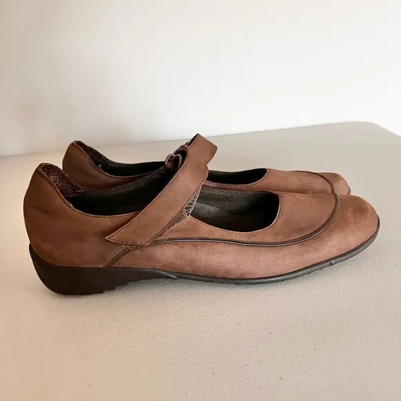 Munro American Alpine Nubuck Leather Mary Jane Shoes Size 9