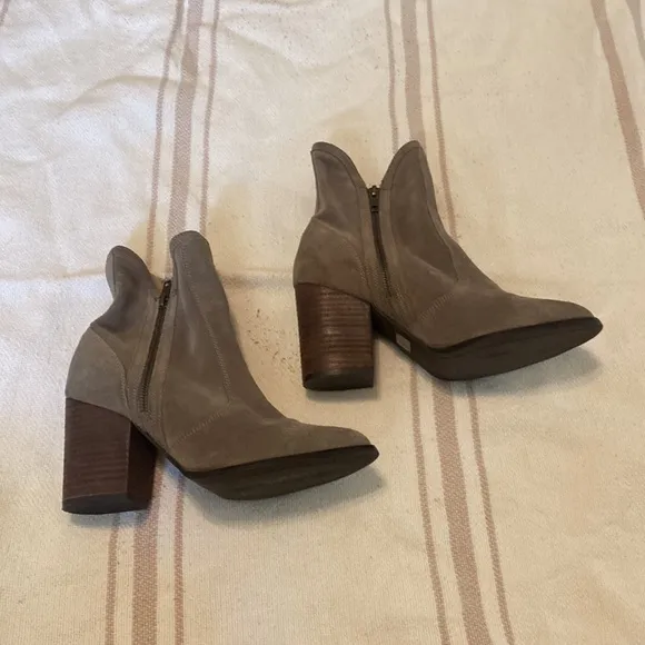 Seychelles gray suede zip-up ankle boots