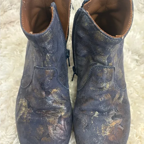 Stylish Blue and Gold Ankle Boots in excelent condition us size is 11.5-12