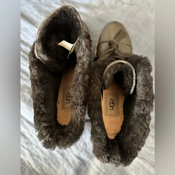 Ugg Alasdair women’s wedge boots size 8 in excellent like new condition!