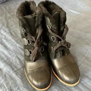 Ugg Alasdair women’s wedge boots size 8 in excellent like new condition!
