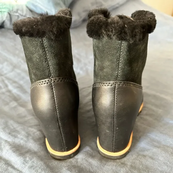 Ugg Alasdair women’s wedge boots size 8 in excellent like new condition!