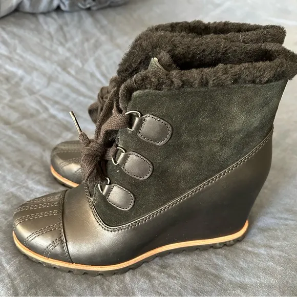 Ugg Alasdair women’s wedge boots size 8 in excellent like new condition!